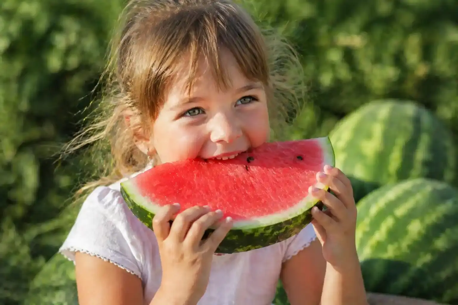 Дитина їсть кавун