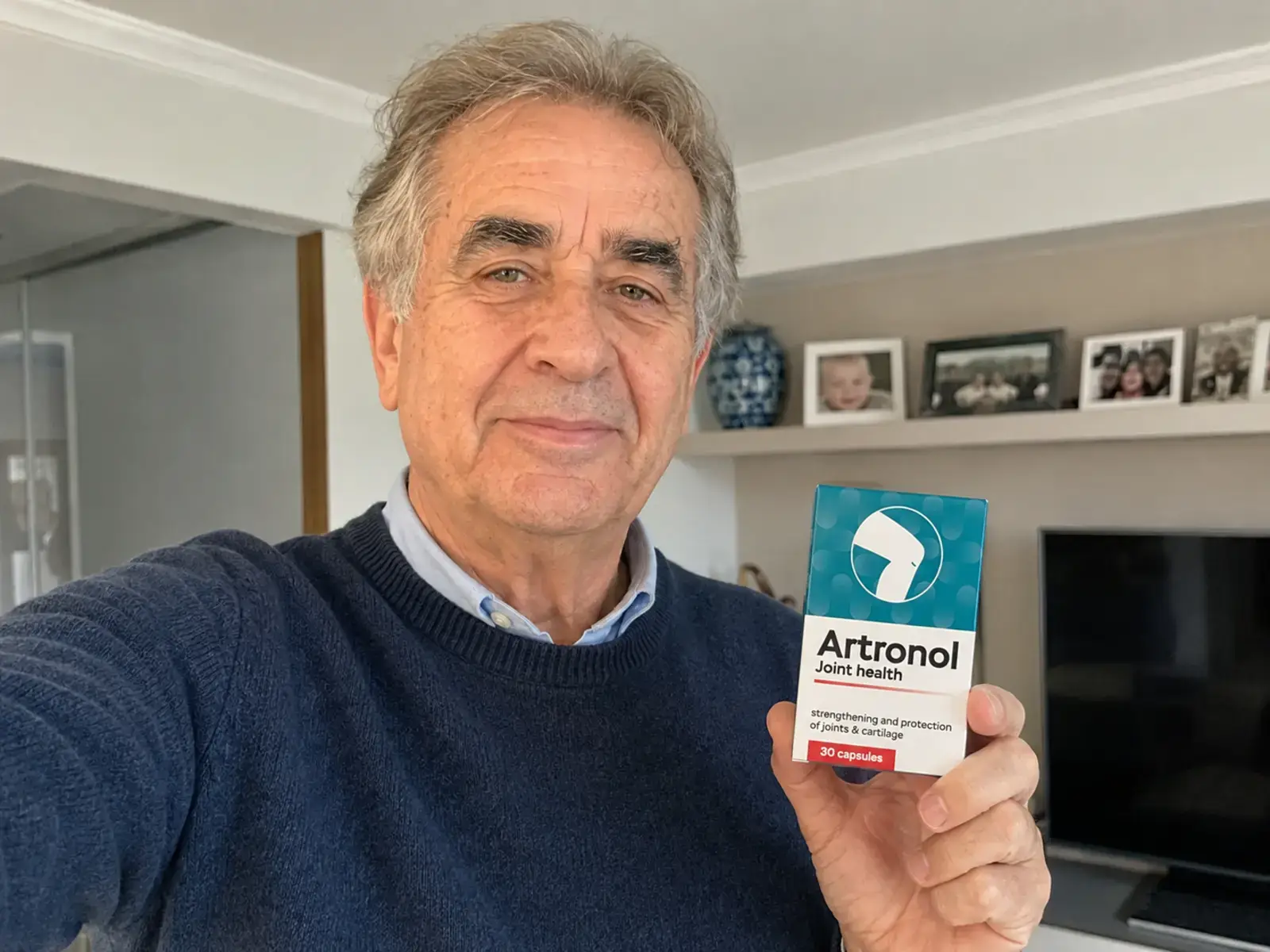 Покупець показує Artronol